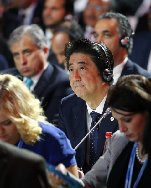 安倍总理为了出席COP21(联合国气候变化框架公约第二十一次缔约方会议)首脑会议继续访问了法兰西共和国的巴黎。