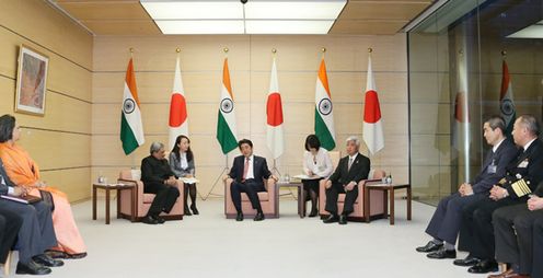 安倍总理在总理大臣官邸接受了印度国防部长马诺哈尔•帕里卡尔的拜会。