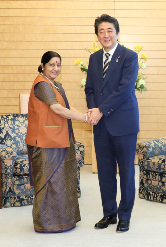 安倍总理接受了印度外交部长斯瓦拉吉的拜会。