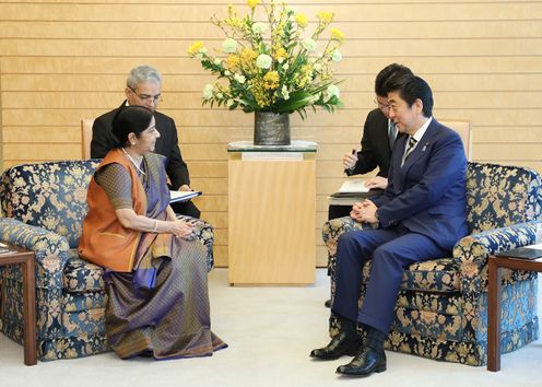 安倍总理接受了印度外交部长斯瓦拉吉的拜会。