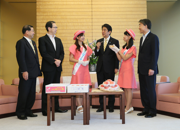 安倍总理在总理大臣官邸接受了福岛县知事和“桃子小姐”等的拜访。