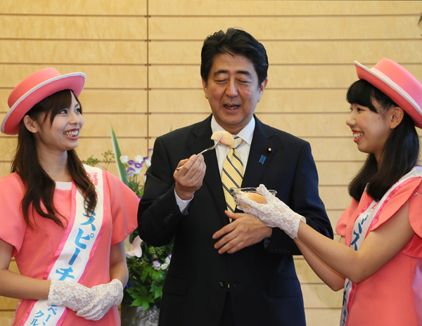 安倍总理在总理大臣官邸接受了福岛县知事和“桃子小姐”等的拜访。