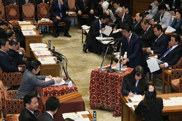 安倍总理在内阁大臣全体出席的情况下,出席了众议院预算委员会・全体会议以及参议院预算委员会・全体会议。