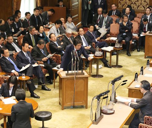 安倍总理在内阁大臣全体出席的情况下，出席了众议院预算委员会・全体会议以及参议院预算委员会・全体会议。
