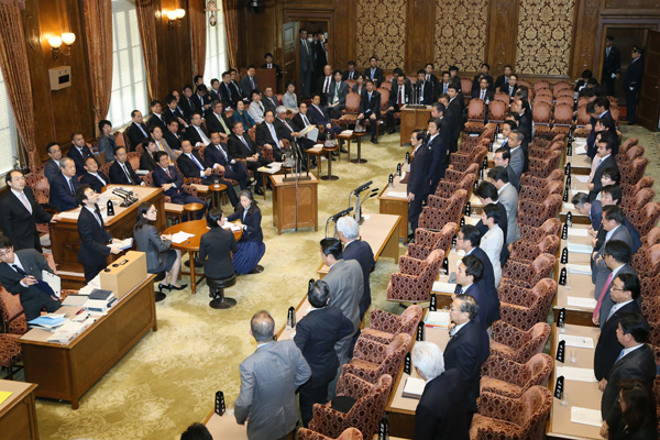 安倍总理在内阁大臣全体出席的情况下,出席了众议院预算委员会・全体会议以及参议院预算委员会・全体会议。