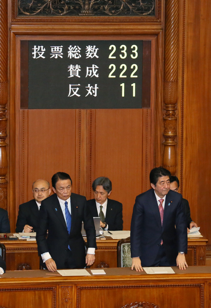 安倍总理在内阁大臣全体出席的情况下,出席了众议院预算委员会・全体会议以及参议院预算委员会・全体会议。