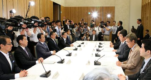 安倍总理在总理大臣官邸出席了第18次有关跨太平洋伙伴关系协议（TPP）的主要阁僚会议。