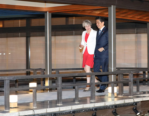 安倍总理与英国首相特雷莎·梅访问了京都。