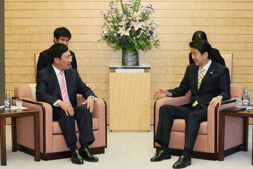 安倍总理在总理大臣官邸接受了越南副总理兼外长范平明的拜会。