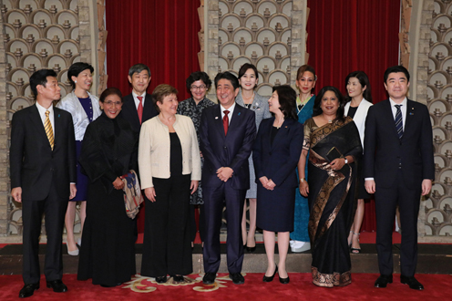 安倍总理在总理大臣公邸邀请国际女性会议WAW！（WAW！2017）演讲者等举行了晚餐会。