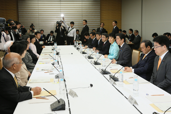 安倍总理在总理大臣官邸召开了第16次行政改革推进会议。