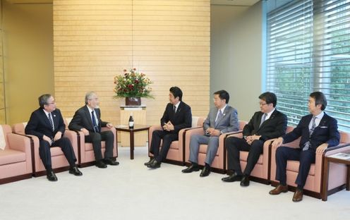 安倍总理在总理大臣官邸接受了荣获诺贝尔生理学或医学奖的东京工业大学荣誉教授大隅良典的拜访。