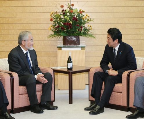 安倍总理在总理大臣官邸接受了荣获诺贝尔生理学或医学奖的东京工业大学荣誉教授大隅良典的拜访。