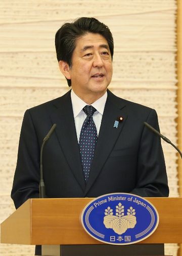 安倍总理在总理大臣官邸接受了参加“东南亚青年之船”青年代表的拜访。