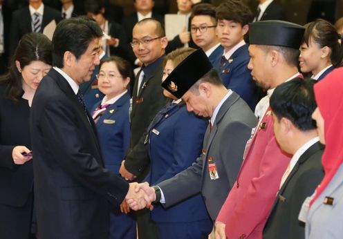 安倍总理在总理大臣官邸接受了参加“东南亚青年之船”青年代表的拜访。