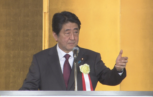 安倍总理出席了在东京都内举行的日本经济团体联合会创立70周年纪念宴会。