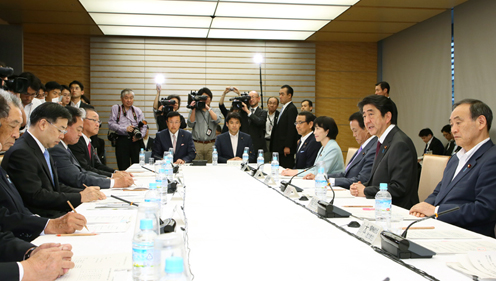 安倍总理在总理大臣官邸出席了2017年度第1次中央与地方协商会议。