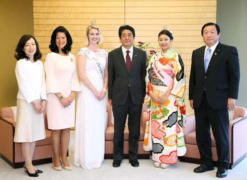 安倍总理在总理大臣官邸接受了第69届全美樱花女王等的拜会。