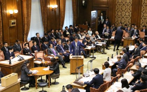 安倍总理出席了参议院预算委员会及全体会议。