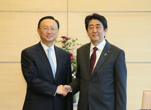 安倍总理在总理大臣官邸接受了中华人民共和国国务委员杨洁篪的拜会。