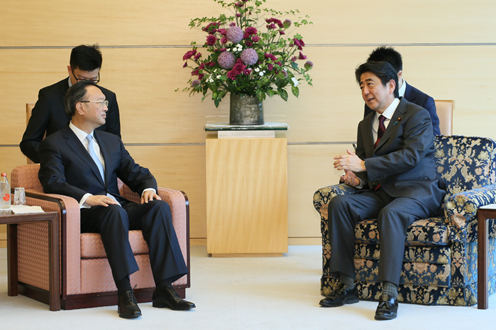 安倍总理在总理大臣官邸接受了中华人民共和国国务委员杨洁篪的拜会。