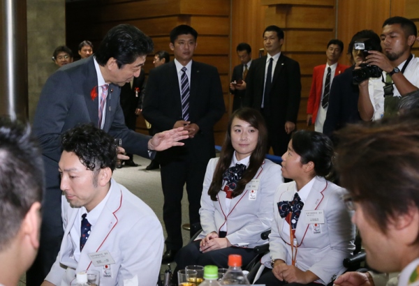 安倍总理邀请里约热内卢奥林匹克运动会与残疾人奥运会日本代表选手团来到总理大臣官邸,并举行了感谢状颁发仪式等。