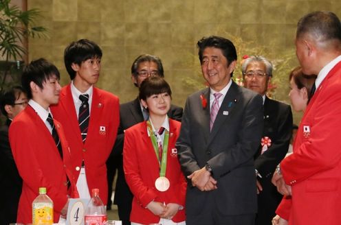 安倍总理邀请里约热内卢奥林匹克运动会与残疾人奥运会日本代表选手团来到总理大臣官邸，并举行了感谢状颁发仪式等。