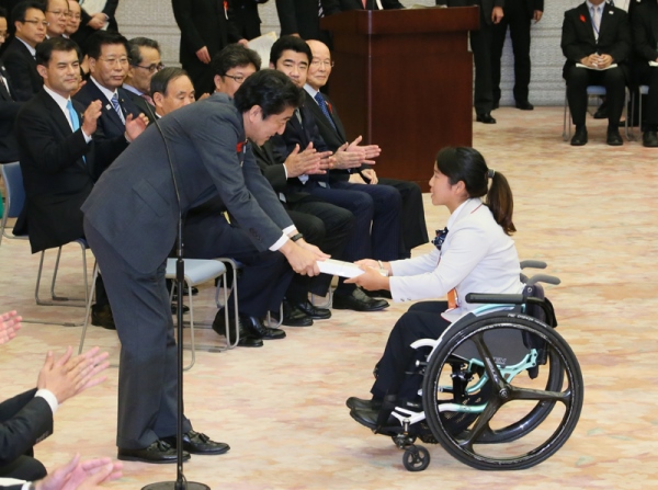 安倍总理邀请里约热内卢奥林匹克运动会与残疾人奥运会日本代表选手团来到总理大臣官邸，并举行了感谢状颁发仪式等。