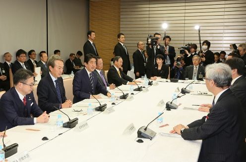 安倍总理在总理大臣官邸召开了2016年第20次经济财政咨询会议。