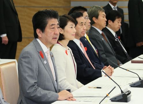 安倍总理在总理大臣官邸召开了第5次东京奥林匹克运动会与东京残疾人奥林匹克运动会推进本部会议。