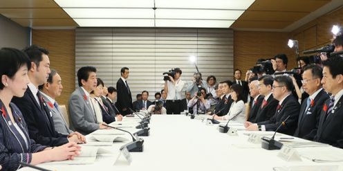 安倍总理在总理大臣官邸召开了第5次东京奥林匹克运动会与东京残疾人奥林匹克运动会推进本部会议。