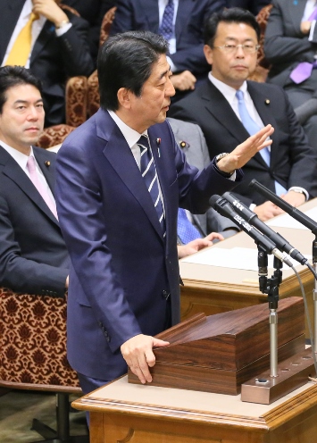 安倍总理在国家基本政策委员会两院联合审查会上进行了党首讨论。