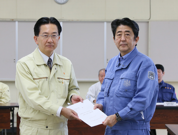 安倍总理为了视察台风第10号等造成的灾害状况，访问了岩手县。