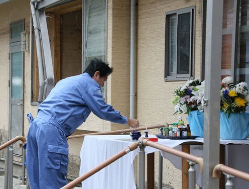安倍总理为了视察台风第10号等造成的灾害状况，访问了岩手县。