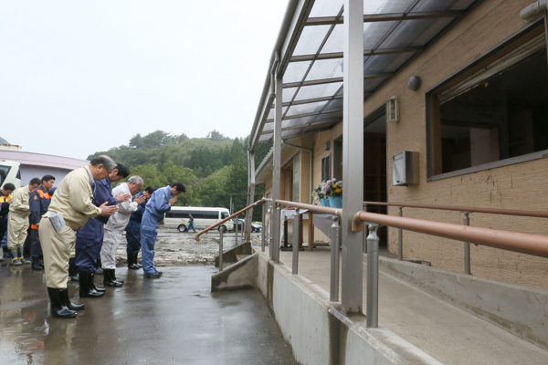 安倍总理为了视察台风第10号等造成的灾害状况,访问了岩手县。