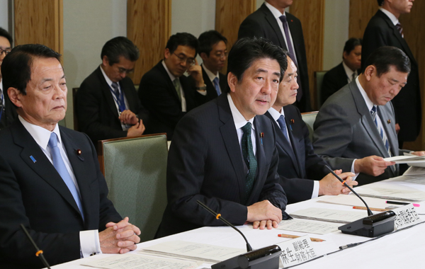 安倍总理在总理大臣官邸出席了2014年度第3次“中央与地方协商会议”。