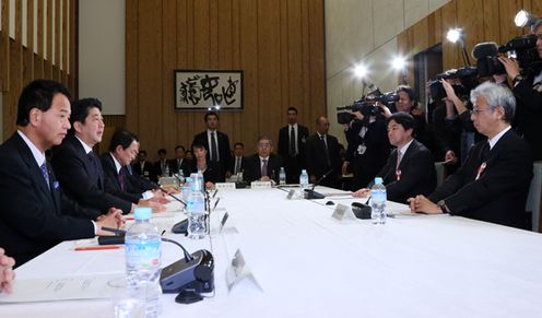 安倍总理在总理大臣官邸召开了2014年第21次经济财政咨询会议。