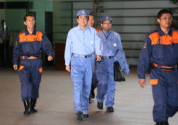 在以安倍总理为首的全体阁僚参与之下，举行了2015年度综合防灾训练。