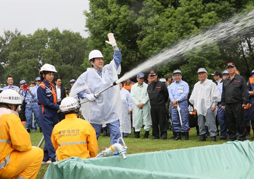 在以安倍总理为首的全体阁僚参与之下，举行了2015年度综合防灾训练。