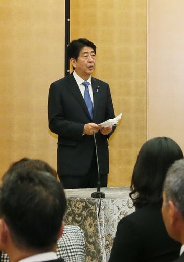 安倍总理在总理大臣官邸出席了“2016年防灾功劳者内阁总理大臣表彰仪式”。