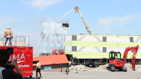 在以安倍总理为首的全体阁僚参与之下,举行了2016年度综合防灾训练。