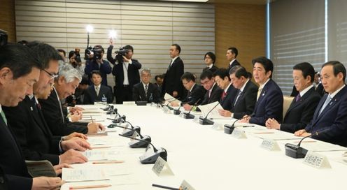 安倍总理在总理大臣官邸召开了第9次地方分权改革推进本部会议。