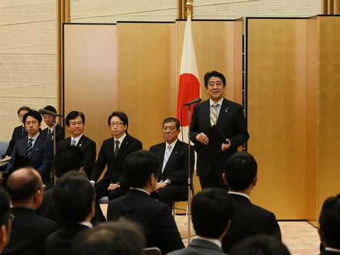 安倍总理在总理大臣官邸出席了2015年度地方创生人才支援制度激励仪式。