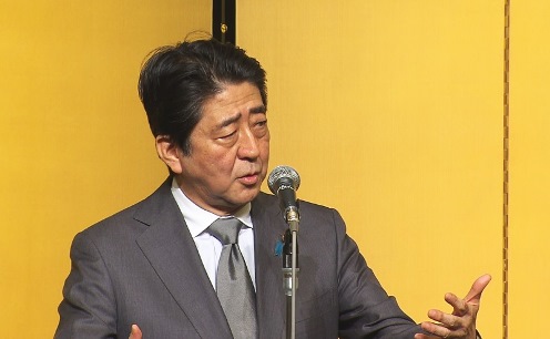 安倍总理出席了在东京都内举行的“年终经济学家联谊会”。