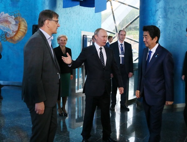 安倍总理为了出席第二届东方经济论坛等，访问了俄罗斯联邦的符拉迪沃斯托克。