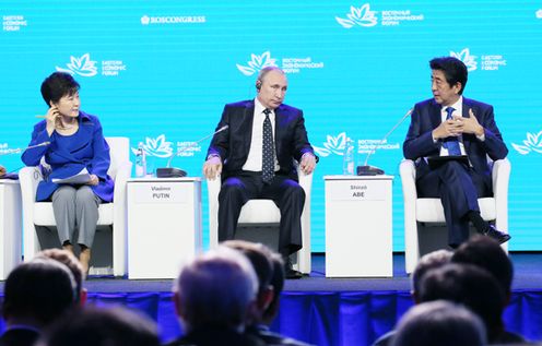 安倍总理为了出席第二届东方经济论坛等，访问了俄罗斯联邦的符拉迪沃斯托克。