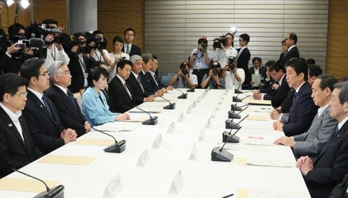 安倍总理在总理大臣官邸召开了第40次原子能灾害对策本部会议。