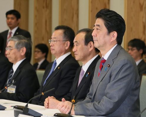 安倍总理在总理大臣官邸出席了有关每月例行经济报告等的相关阁僚会议。
