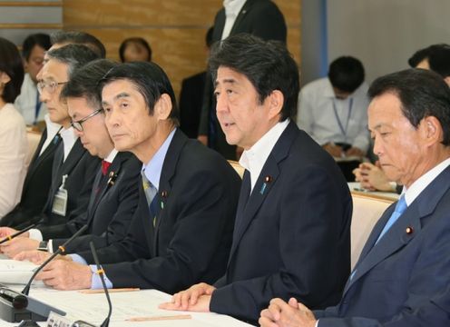 安倍总理在总理大臣官邸召开了第17次复兴推进会议及第42次原子能灾害对策本部会议的联合会议。
