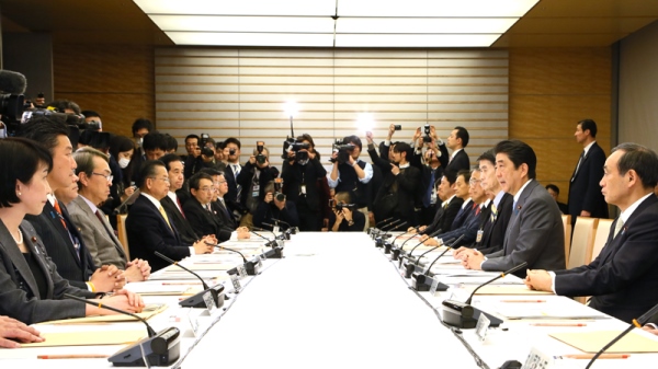 安倍总理在总理大臣官邸召开了第18次复兴推进会议及第45次原子能灾害对策本部会议的联合会议。